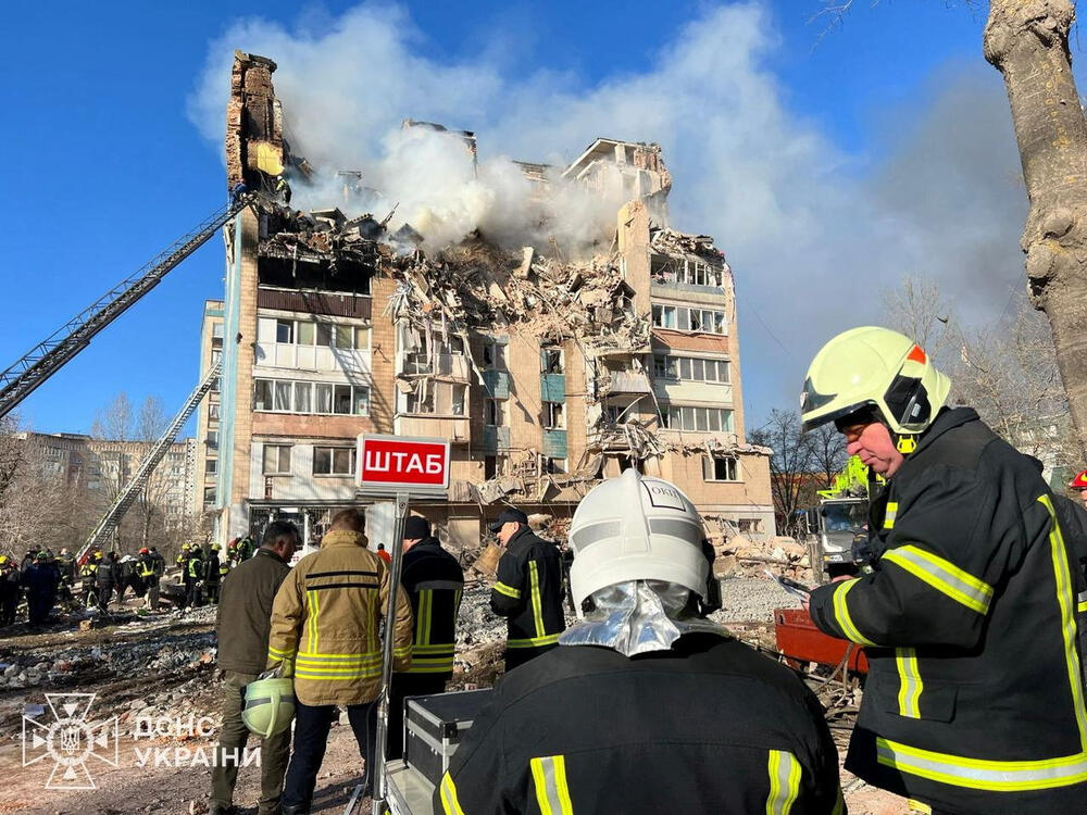 <p>U napadu su gornji spratovi jedne stambene zgrade u Ternopolju potpuno razrušeni</p>  <p>Dim se dizao uvis dok su vatrogasci pokušavali da ugase požar, dok su očajni stanari stajali napolju, čekajući vijesti o svojim najbližima</p>