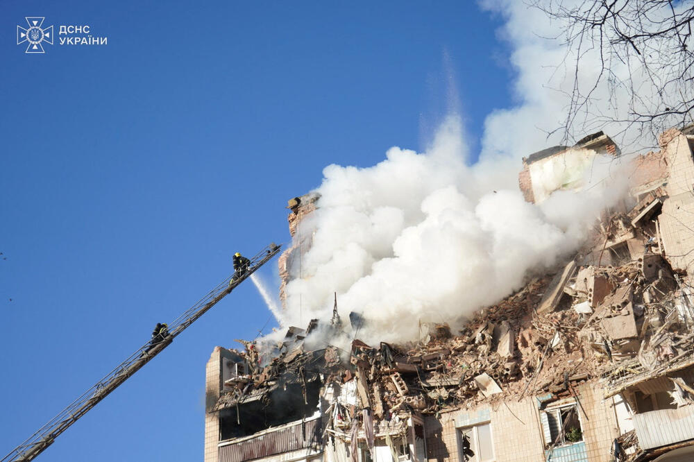 <p>U napadu su gornji spratovi jedne stambene zgrade u Ternopolju potpuno razrušeni</p>  <p>Dim se dizao uvis dok su vatrogasci pokušavali da ugase požar, dok su očajni stanari stajali napolju, čekajući vijesti o svojim najbližima</p>