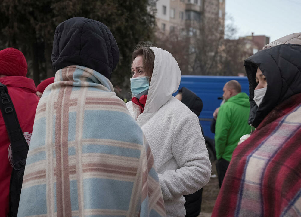 <p>U napadu su gornji spratovi jedne stambene zgrade u Ternopolju potpuno razrušeni</p>  <p>Dim se dizao uvis dok su vatrogasci pokušavali da ugase požar, dok su očajni stanari stajali napolju, čekajući vijesti o svojim najbližima</p>