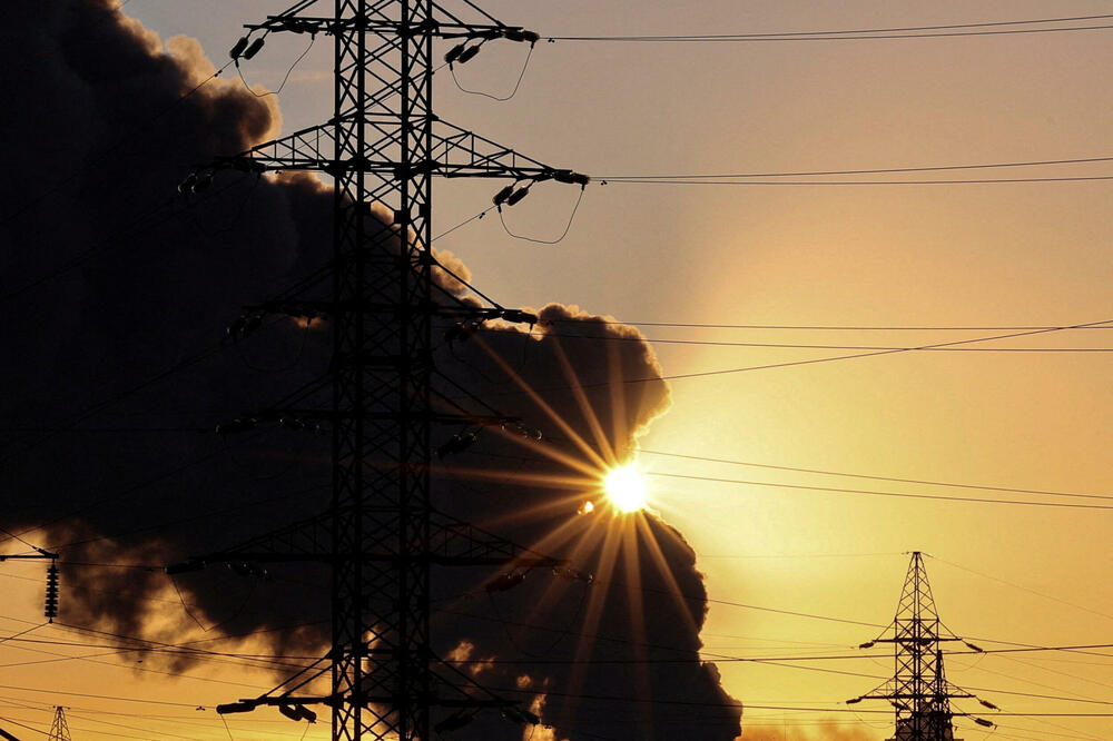 <p>U napadu su gornji spratovi jedne stambene zgrade u Ternopolju potpuno razrušeni</p>  <p>Dim se dizao uvis dok su vatrogasci pokušavali da ugase požar, dok su očajni stanari stajali napolju, čekajući vijesti o svojim najbližima</p>