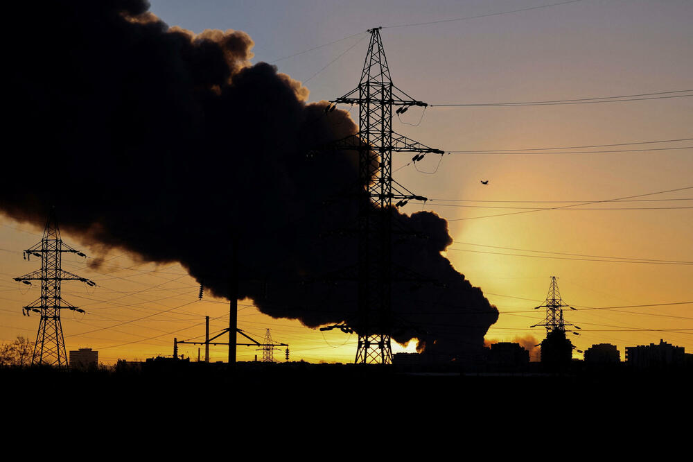 <p>U napadu su gornji spratovi jedne stambene zgrade u Ternopolju potpuno razrušeni</p>  <p>Dim se dizao uvis dok su vatrogasci pokušavali da ugase požar, dok su očajni stanari stajali napolju, čekajući vijesti o svojim najbližima</p>