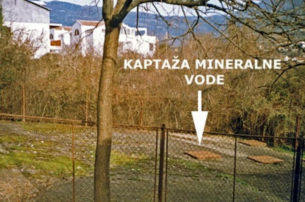 Kaptaža mineralne vode Instituta na Njivičkom putu, okružena kućama sa septičkim jamama ( Iz studije Lj. Radojičića: „Katastar rasutih zagađivača Topljanskog zaliva“)
