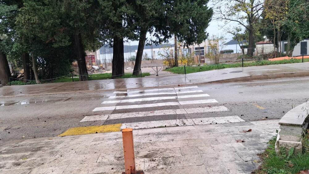 Park kroz koji je bio prolaz pacijenata Instituta do mora od 1986 godine, pregrađen je izgradnjom stambenog objekta za tržište, tako da projektanti nijesu ostavili ni minimalni koridor za prolazak teško pokretnih bolesnika do mora