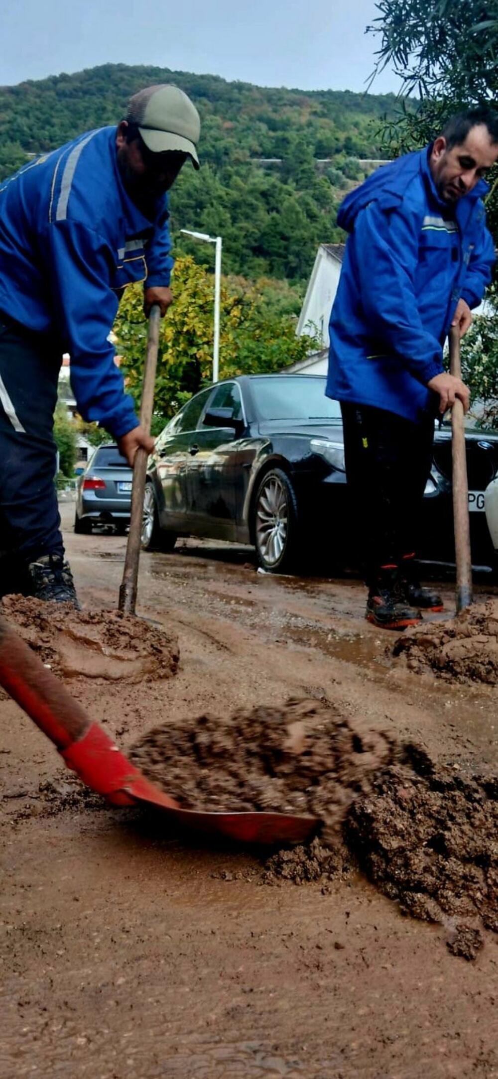 <p>U akciji su učestvovali radnici Komunalnog preduzeća kao i ostalih preduzeća i službi koje čine Tim za zaštitu i spasavanje opštine Budva</p>
