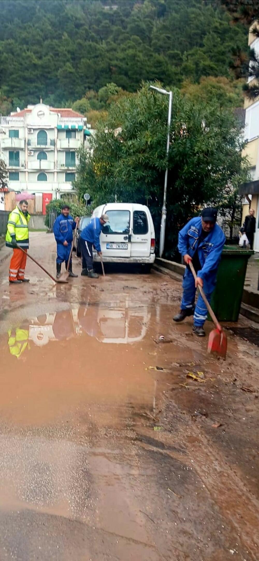 <p>U akciji su učestvovali radnici Komunalnog preduzeća kao i ostalih preduzeća i službi koje čine Tim za zaštitu i spasavanje opštine Budva</p>
