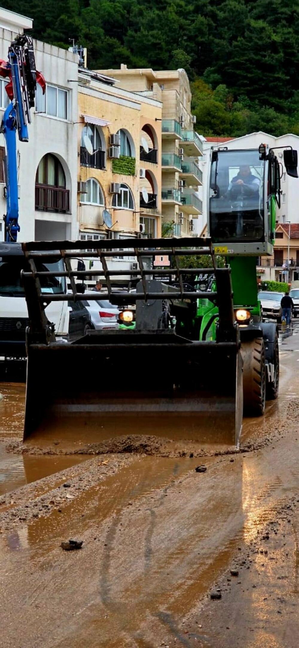 <p>U akciji su učestvovali radnici Komunalnog preduzeća kao i ostalih preduzeća i službi koje čine Tim za zaštitu i spasavanje opštine Budva</p>