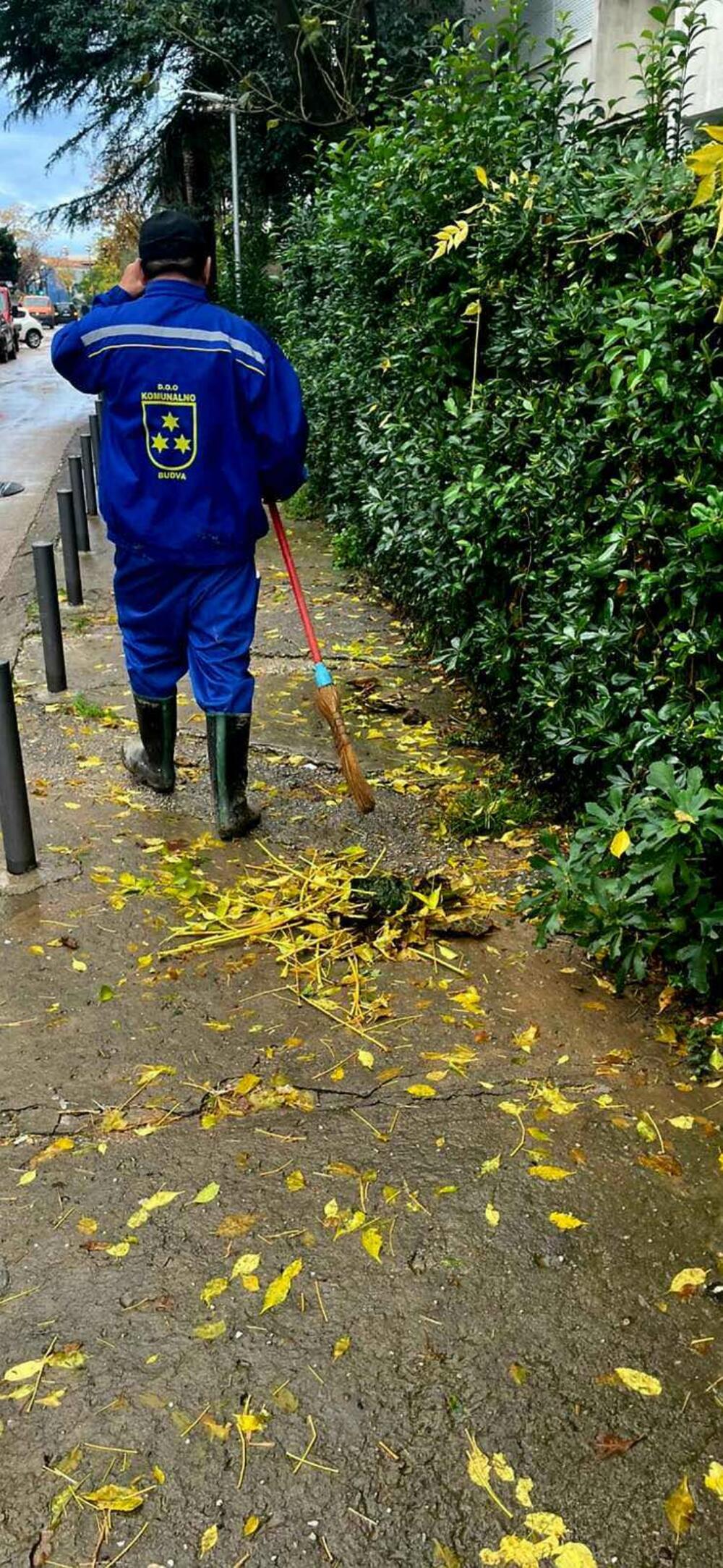 <p>U akciji su učestvovali radnici Komunalnog preduzeća kao i ostalih preduzeća i službi koje čine Tim za zaštitu i spasavanje opštine Budva</p>
