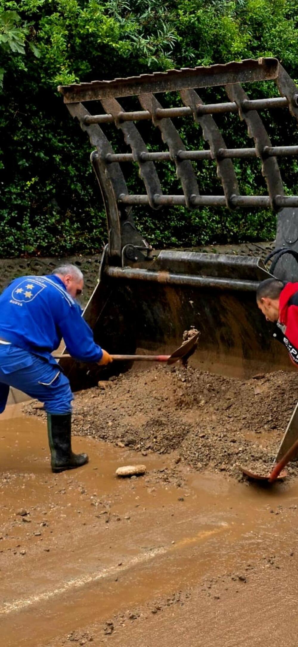 <p>U akciji su učestvovali radnici Komunalnog preduzeća kao i ostalih preduzeća i službi koje čine Tim za zaštitu i spasavanje opštine Budva</p>