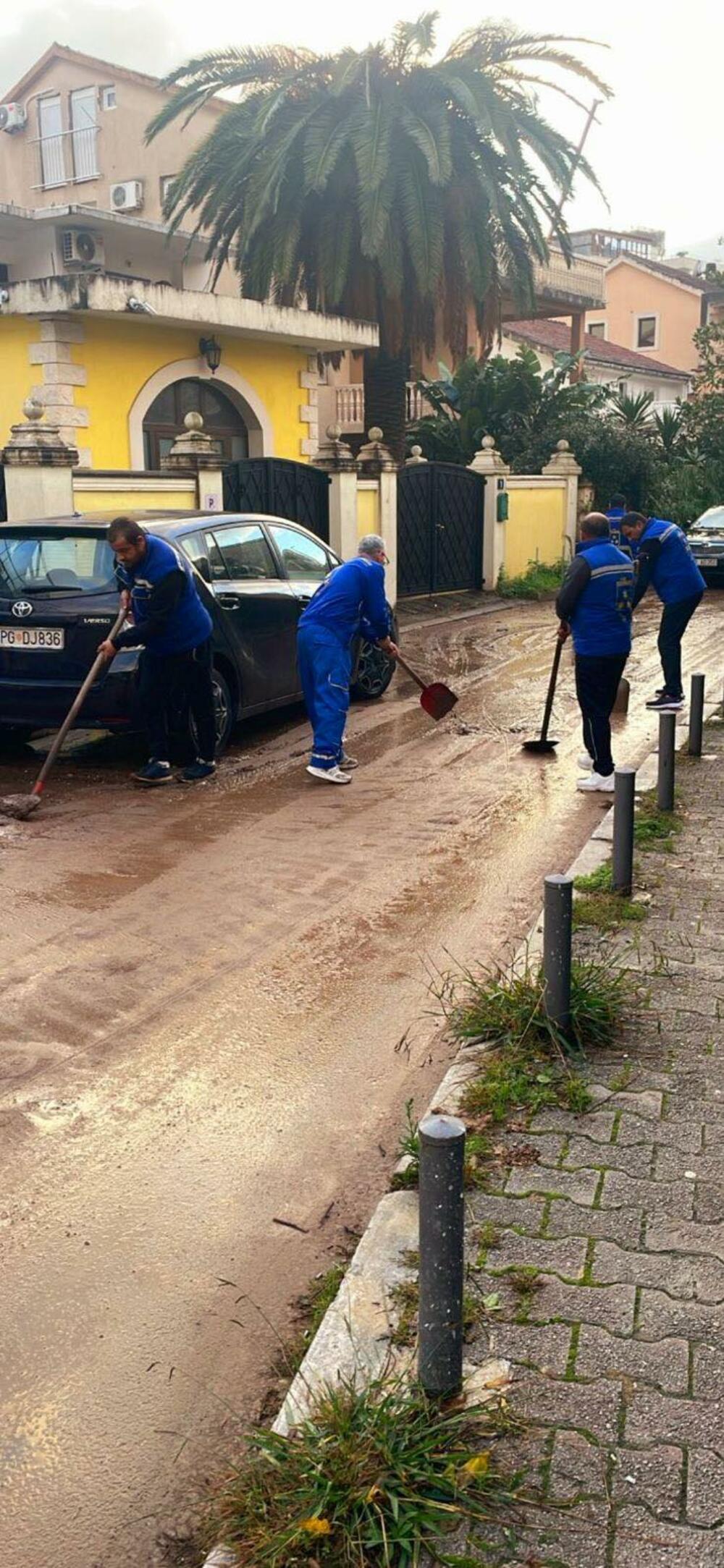 <p>U akciji su učestvovali radnici Komunalnog preduzeća kao i ostalih preduzeća i službi koje čine Tim za zaštitu i spasavanje opštine Budva</p>