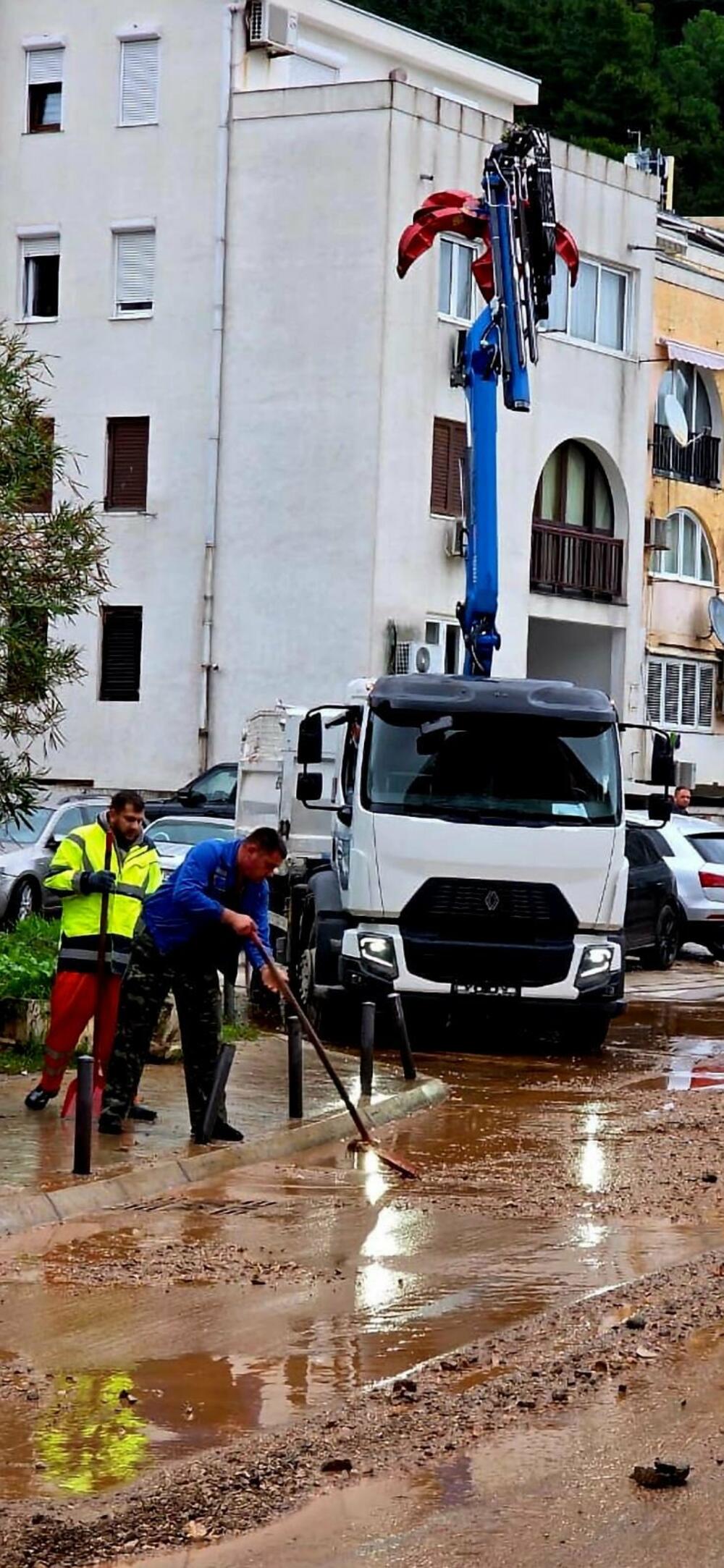 <p>U akciji su učestvovali radnici Komunalnog preduzeća kao i ostalih preduzeća i službi koje čine Tim za zaštitu i spasavanje opštine Budva</p>