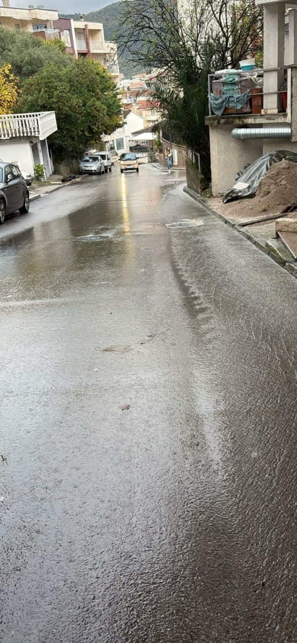 <p>U akciji su učestvovali radnici Komunalnog preduzeća kao i ostalih preduzeća i službi koje čine Tim za zaštitu i spasavanje opštine Budva</p>