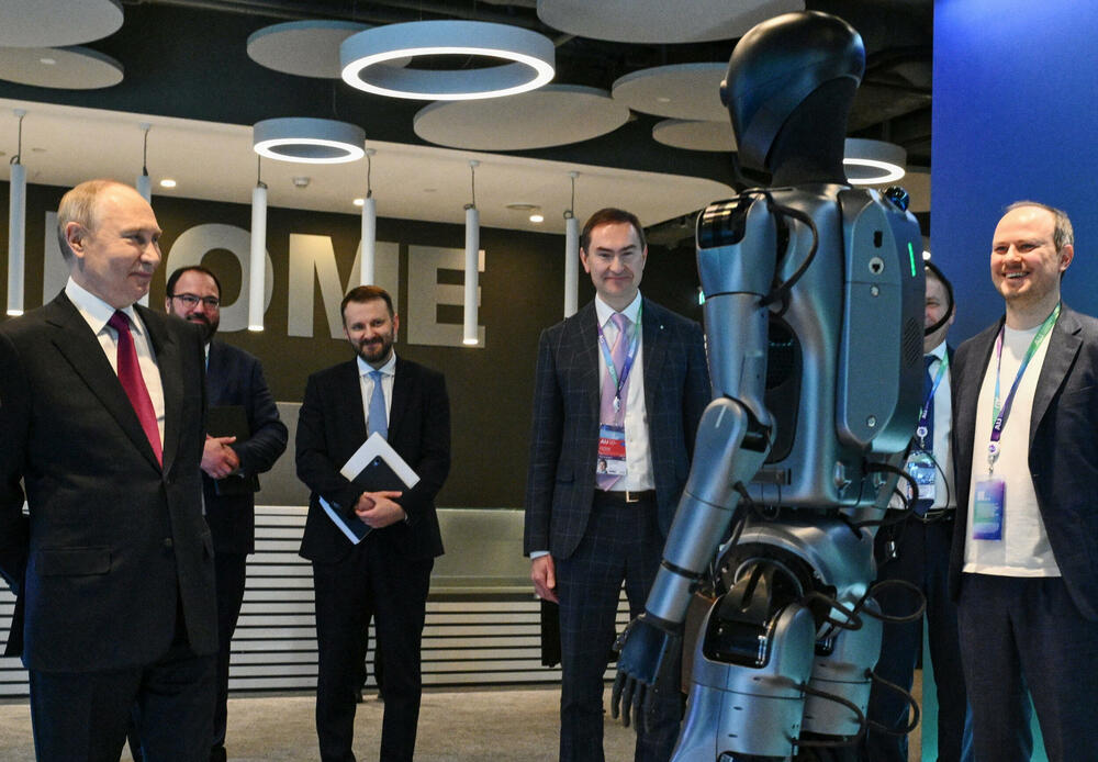 <p>"Moje ime je Grin. Ja sam prvi ruski humanoidni robot sa ugrađenom vještačkom inteligencijom. To znači da nisam samo program na ekranu, već fizičko utjelovljenje tehnologije", rekao je robot Putinu</p>