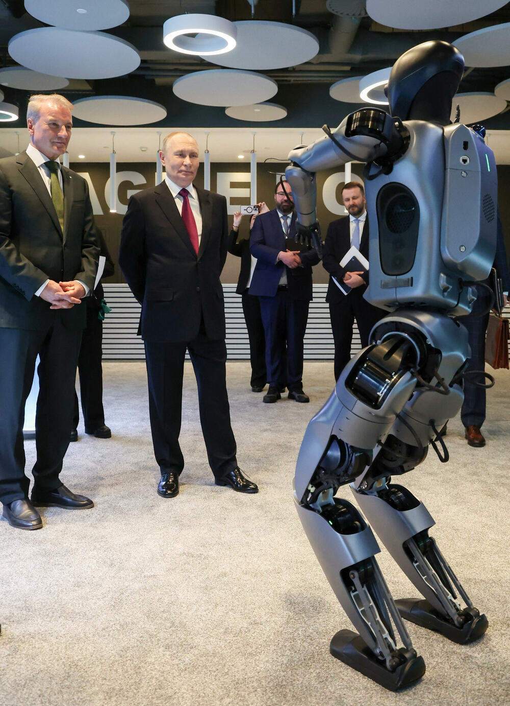 <p>"Moje ime je Grin. Ja sam prvi ruski humanoidni robot sa ugrađenom vještačkom inteligencijom. To znači da nisam samo program na ekranu, već fizičko utjelovljenje tehnologije", rekao je robot Putinu</p>