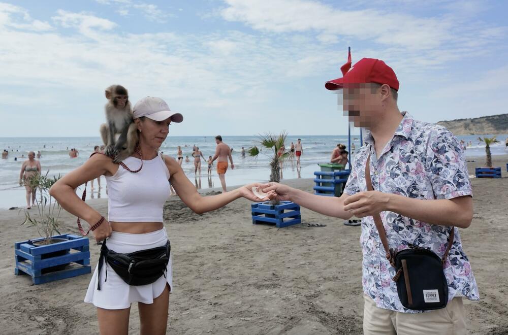 Velika plaža, Ulcinj, Alovići naplaćuju selfi sa majmunicom