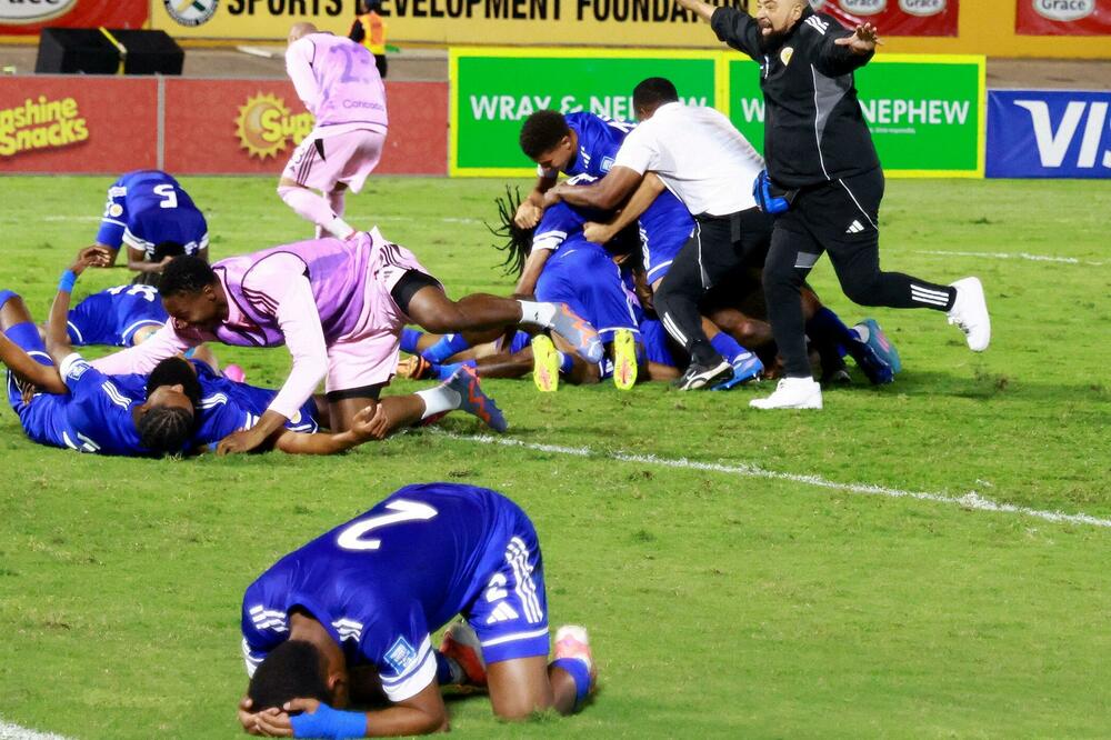 Fudbaleri Kurasaoa popadali su na travu poslije istorijskog uspjeha, Foto: REUTERS/Gilbert Bellamy