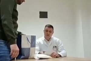 Đajić podnio ostavku: Na snimku se vidi kako čovjek pred njega...