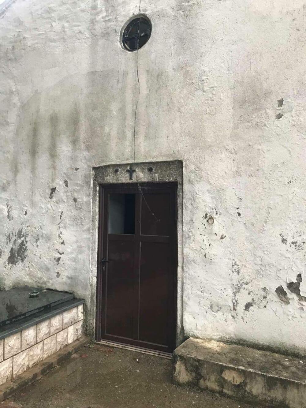 <p>"Službenici uprave policije OB Ulcinj preduzimaju mjere i radnje iz njihove nadležnosti u cilju otkrivanja učinilaca krivičnog djela", kratko je saopšteno Vijestima" iz ulcinjskog Osnovnog državnog tužilaštva (ODT)</p>