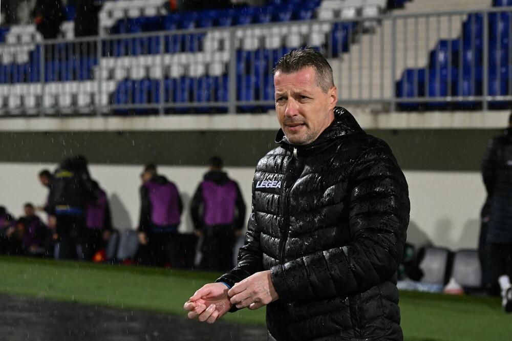 Goran Perišić tokom kišne noći u Nikšiću, Foto: FSCG
