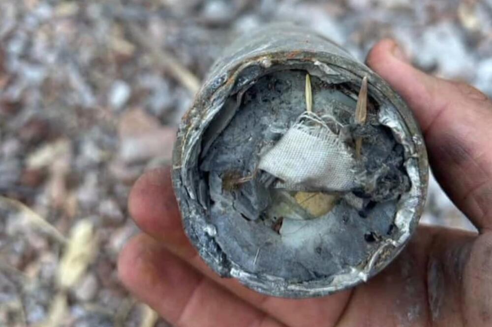 Na ostacima pronađene kasetne municije vidi se bijela najlonska traka koja se koristi za stabilizaciju i okretanje submunicija, Foto: Screenshot/Youtube