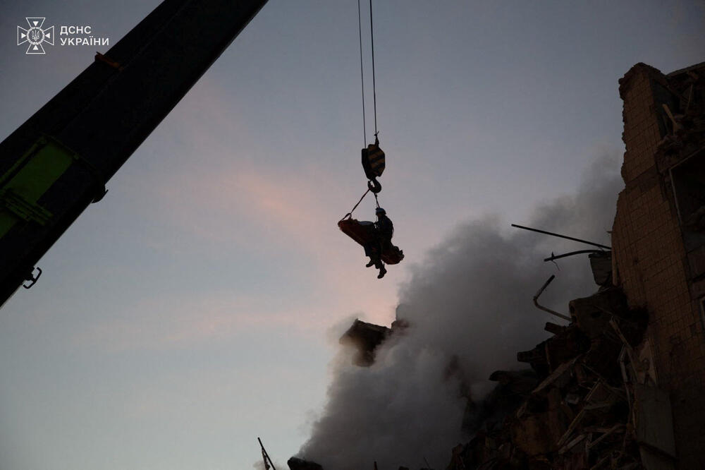 <p>Rusija je ispalila 476 dronova i 48 raketa na Ukrajinu, gađajući energetsku i transportnu infrastrukturu i primoravajući na hitna isključenja struje u više regiona usred niskih temperatura</p>