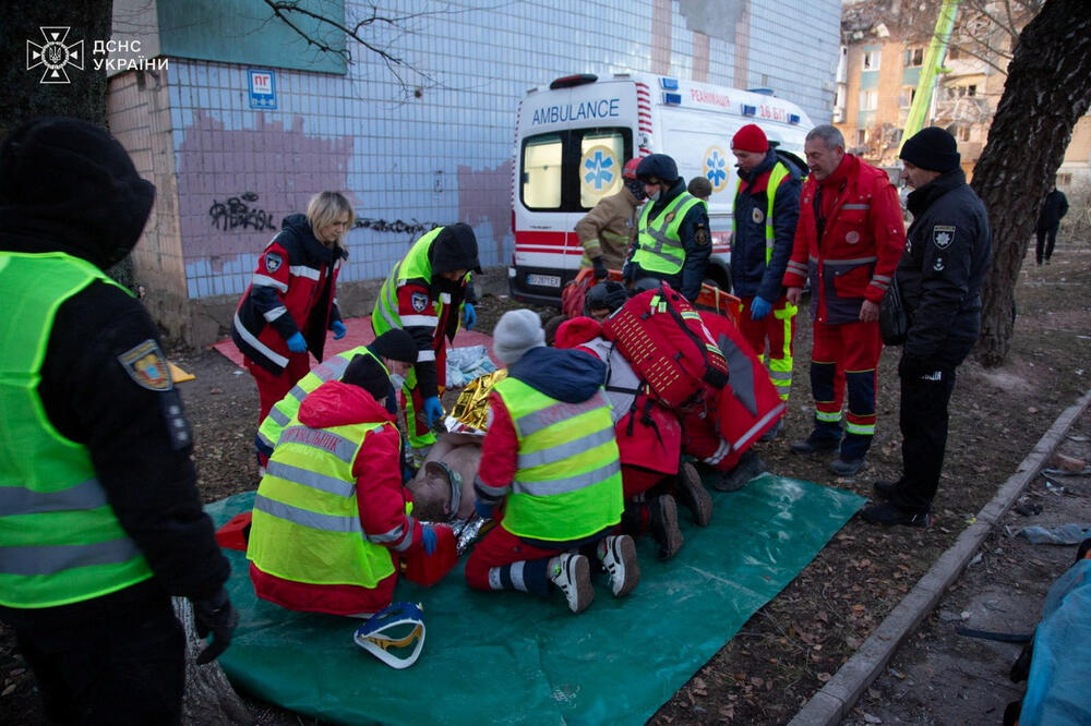 <p>Rusija je ispalila 476 dronova i 48 raketa na Ukrajinu, gađajući energetsku i transportnu infrastrukturu i primoravajući na hitna isključenja struje u više regiona usred niskih temperatura</p>