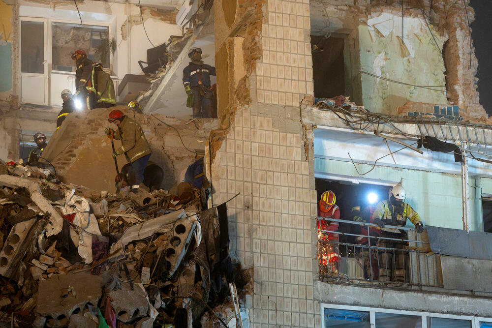 <p>Rusija je ispalila 476 dronova i 48 raketa na Ukrajinu, gađajući energetsku i transportnu infrastrukturu i primoravajući na hitna isključenja struje u više regiona usred niskih temperatura</p>