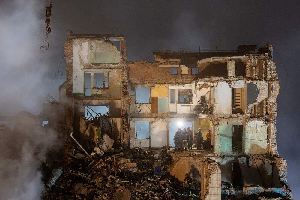 <p>Rusija je ispalila 476 dronova i 48 raketa na Ukrajinu, gađajući energetsku i transportnu infrastrukturu i primoravajući na hitna isključenja struje u više regiona usred niskih temperatura</p>