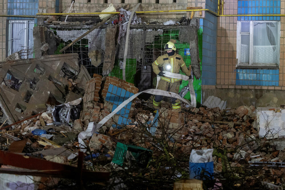 <p>Rusija je ispalila 476 dronova i 48 raketa na Ukrajinu, gađajući energetsku i transportnu infrastrukturu i primoravajući na hitna isključenja struje u više regiona usred niskih temperatura</p>