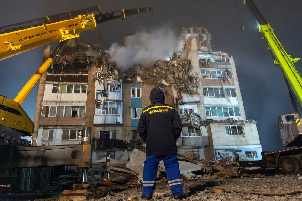 <p>Rusija je ispalila 476 dronova i 48 raketa na Ukrajinu, gađajući energetsku i transportnu infrastrukturu i primoravajući na hitna isključenja struje u više regiona usred niskih temperatura</p>