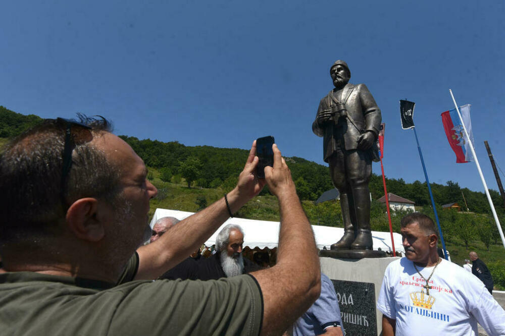 Služba tvrdi da je od početka motrila na Đurišića: spomenik četničkom komandantu, Foto: Boris Pejović