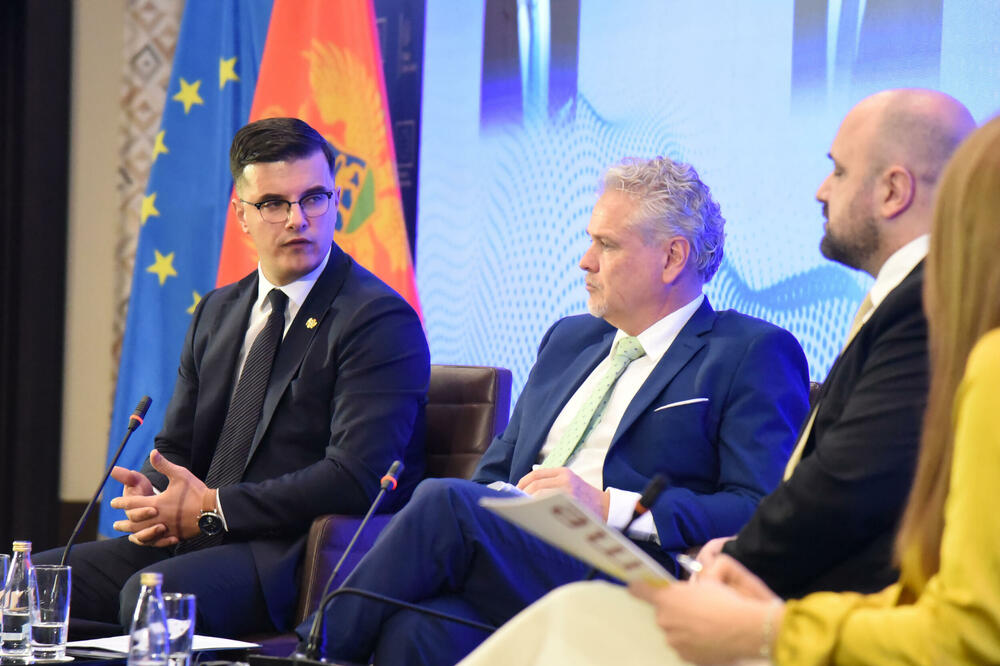 Šaranović na forumu, na panelu sa ambasadorom EU u Crnoj Gori Johanom Satlerom i ministrom pravde Bojanom Božovićem, Foto: Luka Zeković