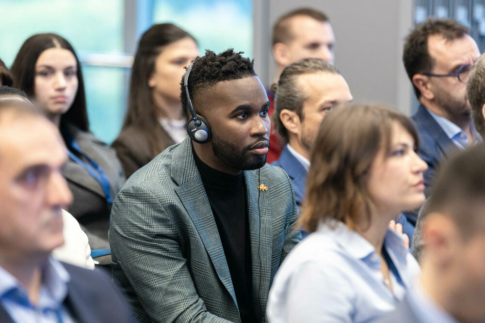 <p><strong>Telekom Cyber Security konferencija, </strong>koja se ove godine realizuje kao program prvog dana šeste <strong>Regionalne Cyber Security konferencije</strong>, održana je juče u Naučno-tehnološkom parku u Podgorici, u okviru teme <strong>“Izazovi i benefiti vještačke inteligencije u oblasti sajber bezbjednosti”.</strong></p>