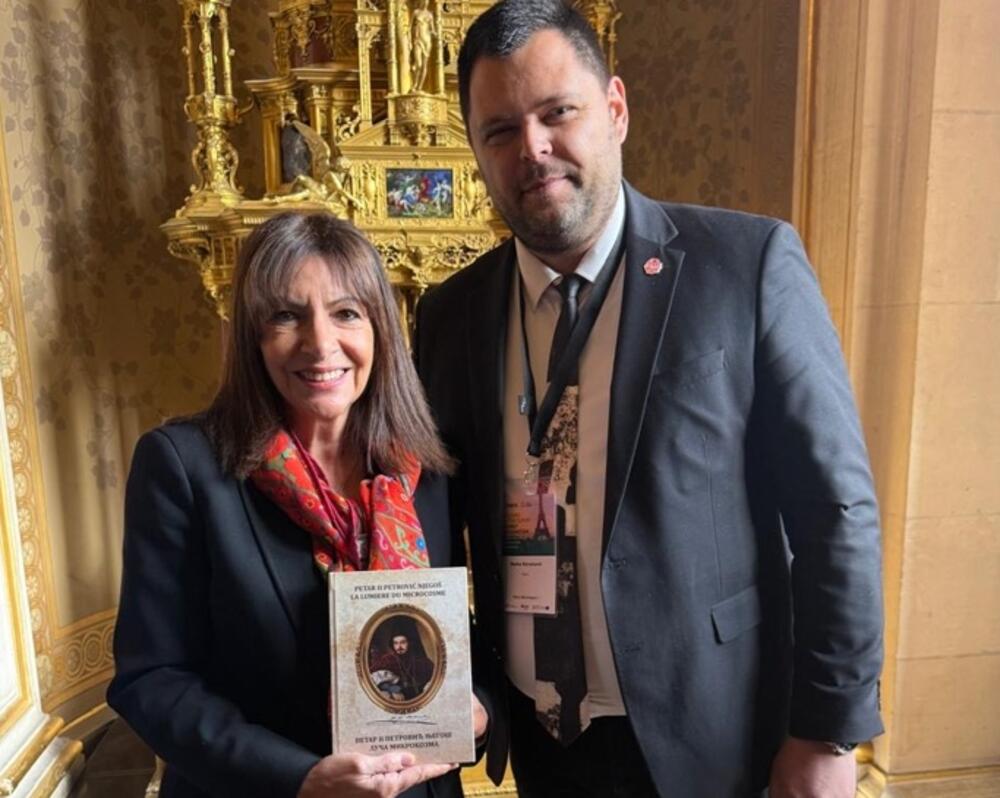 Kovačević podaril francoski prevod 'Luči mikrokozme' pariški županjici