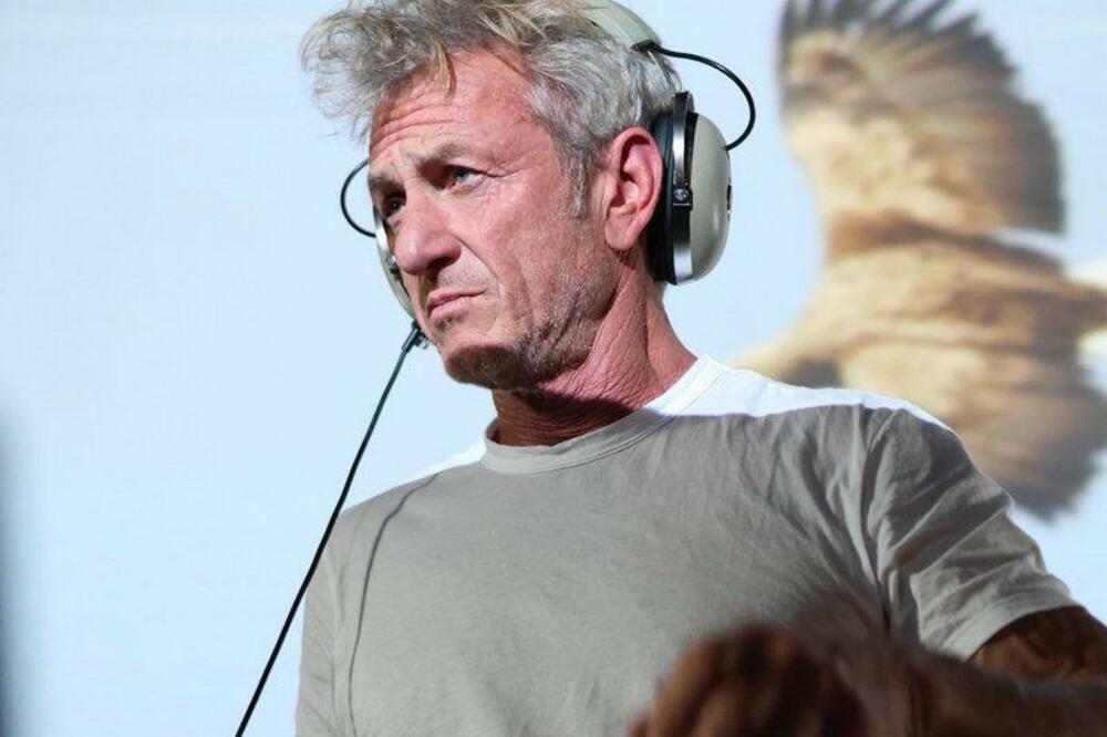 Šon Pen na snimanju filma, Foto: «Война глазами животных»/ Суспільне