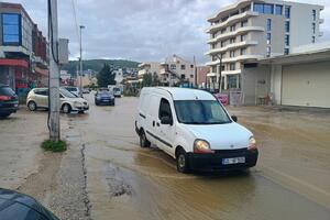 Nove poplave u Ulcinju: izlila se Bratica - Ulica Majka Tereza pod...