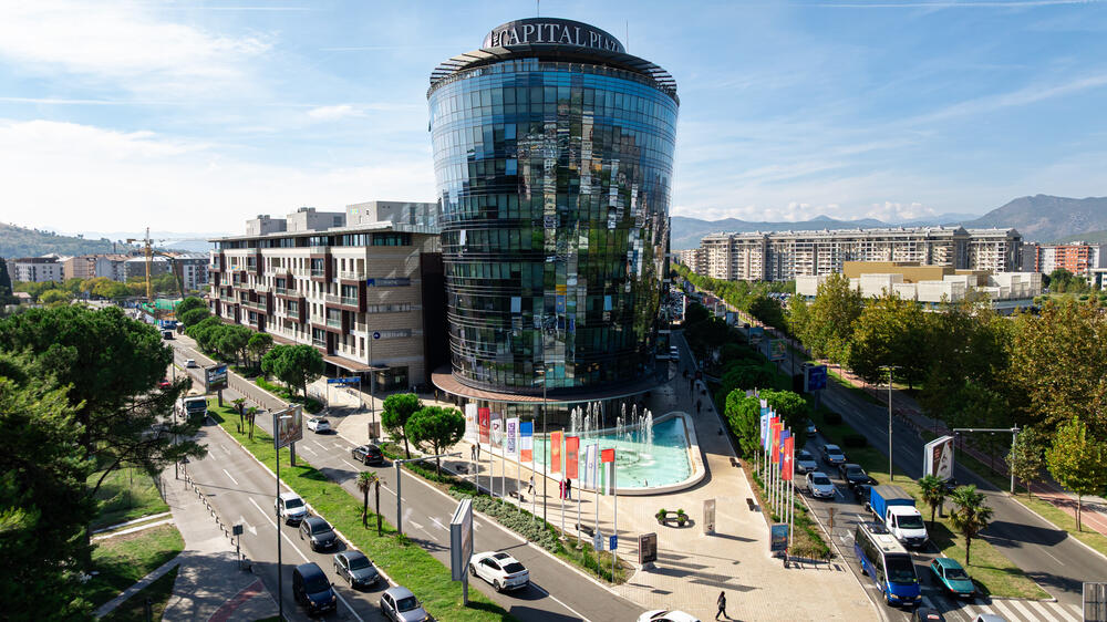 <p><em>Nakon godina u kojima je bio sinonim za poslovni i društveni centar glavnog grada, prestižni kompleks Capital Plaza po prvi put izlazi na tržište sa ponudom svojih stambenih jedinica.</em></p>