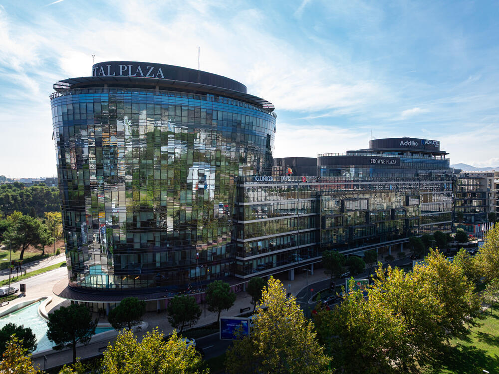 <p><em>Nakon godina u kojima je bio sinonim za poslovni i društveni centar glavnog grada, prestižni kompleks Capital Plaza po prvi put izlazi na tržište sa ponudom svojih stambenih jedinica.</em></p>