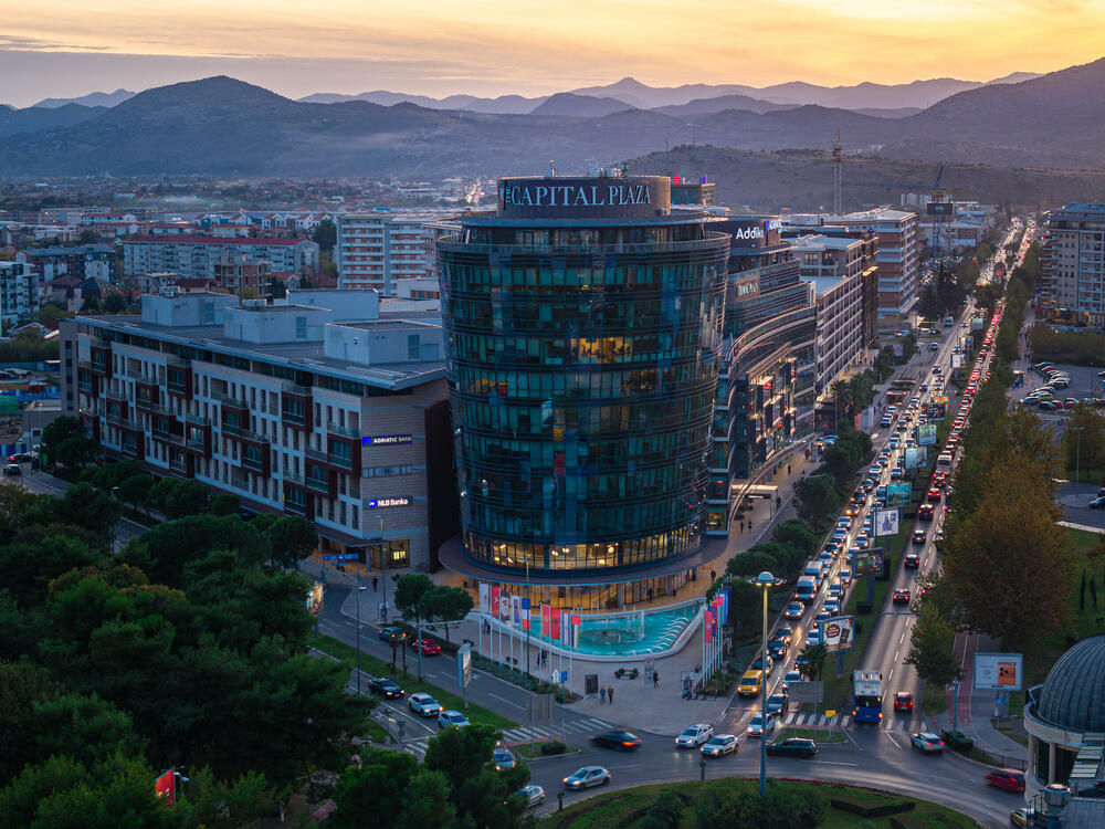 <p><em>Nakon godina u kojima je bio sinonim za poslovni i društveni centar glavnog grada, prestižni kompleks Capital Plaza po prvi put izlazi na tržište sa ponudom svojih stambenih jedinica.</em></p>