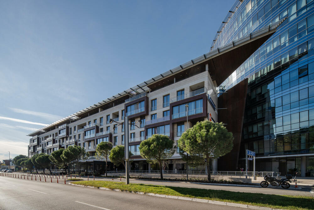 <p><em>Nakon godina u kojima je bio sinonim za poslovni i društveni centar glavnog grada, prestižni kompleks Capital Plaza po prvi put izlazi na tržište sa ponudom svojih stambenih jedinica.</em></p>