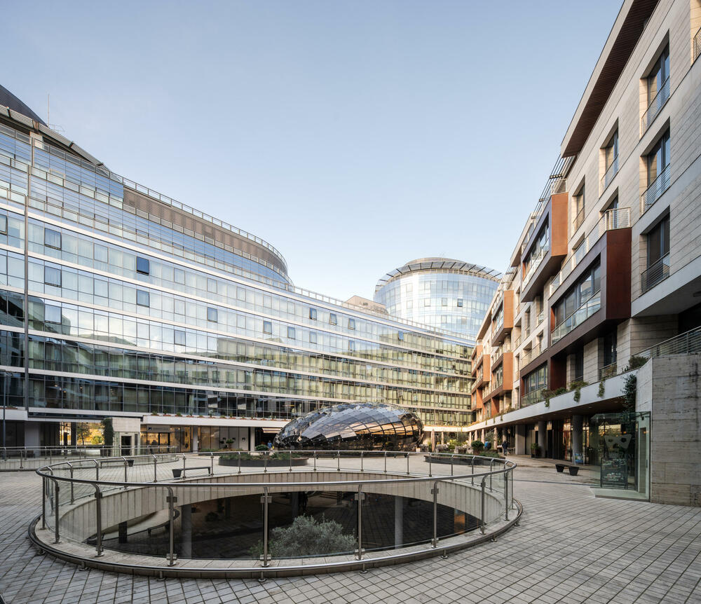 <p><em>Nakon godina u kojima je bio sinonim za poslovni i društveni centar glavnog grada, prestižni kompleks Capital Plaza po prvi put izlazi na tržište sa ponudom svojih stambenih jedinica.</em></p>