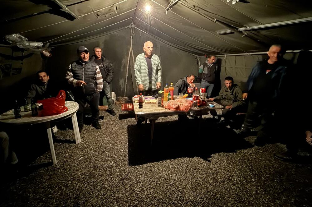 Botunjani već sedmicu dežuraju na lokaciji predviđenoj za izgradnju kolektora, Foto: Nikola Saveljić