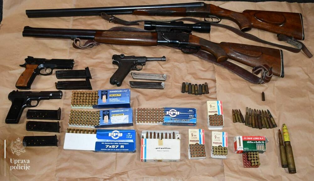 Policija od Budvanina oduzela dvije puške, tri pištolja i više od...