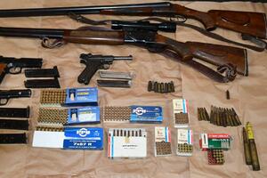 Policija od Budvanina oduzela dvije puške, tri pištolja i više od...