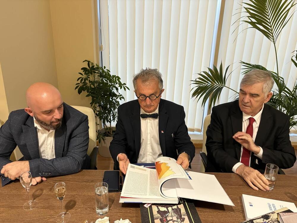 <p>Tokom dvodnevnog boravka u Podgorici, ministar za ljudska i manjinska prava i društveni dijalog Srbije Demo Beriša se sastao i sa predsjednikom Demokratske narodne partije Milanom Kneževićem, sa rukovodstvom Srpske kuće u Podgorici</p>