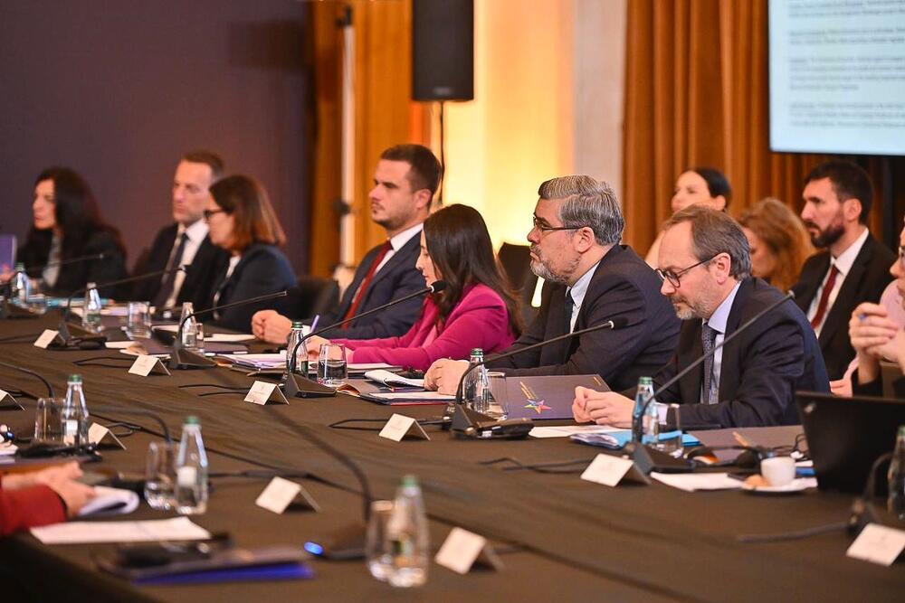 <p>Zenović je predstavio rezultate koje je Crna Gora ostvarila u okviru Reformske agende, naglasivši da jasno pokazuju našu posvećenost ubrzanoj integraciji</p>