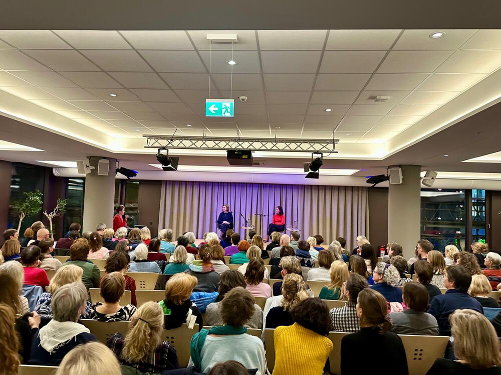 Publika na književnoj večeri u biblioteci u Kelnu