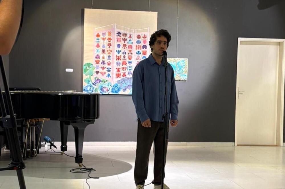 Autor na otvaranju izložbe, Foto: Moderna Galerija Budva