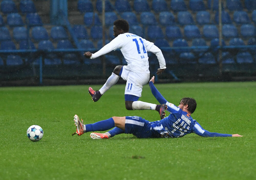 <p>Odigrana 16. kolo MeridianBet 1. CFL: Sutjeska - Dečić 3:1, Budućnost - Mornar 2:0 u derbijima</p>