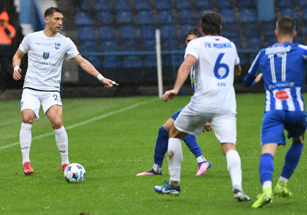 <p>Odigrana 16. kolo MeridianBet 1. CFL: Sutjeska - Dečić 3:1, Budućnost - Mornar 2:0 u derbijima</p>