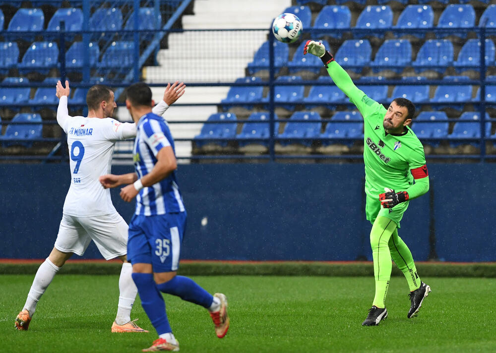 <p>Odigrana 16. kolo MeridianBet 1. CFL: Sutjeska - Dečić 3:1, Budućnost - Mornar 2:0 u derbijima</p>